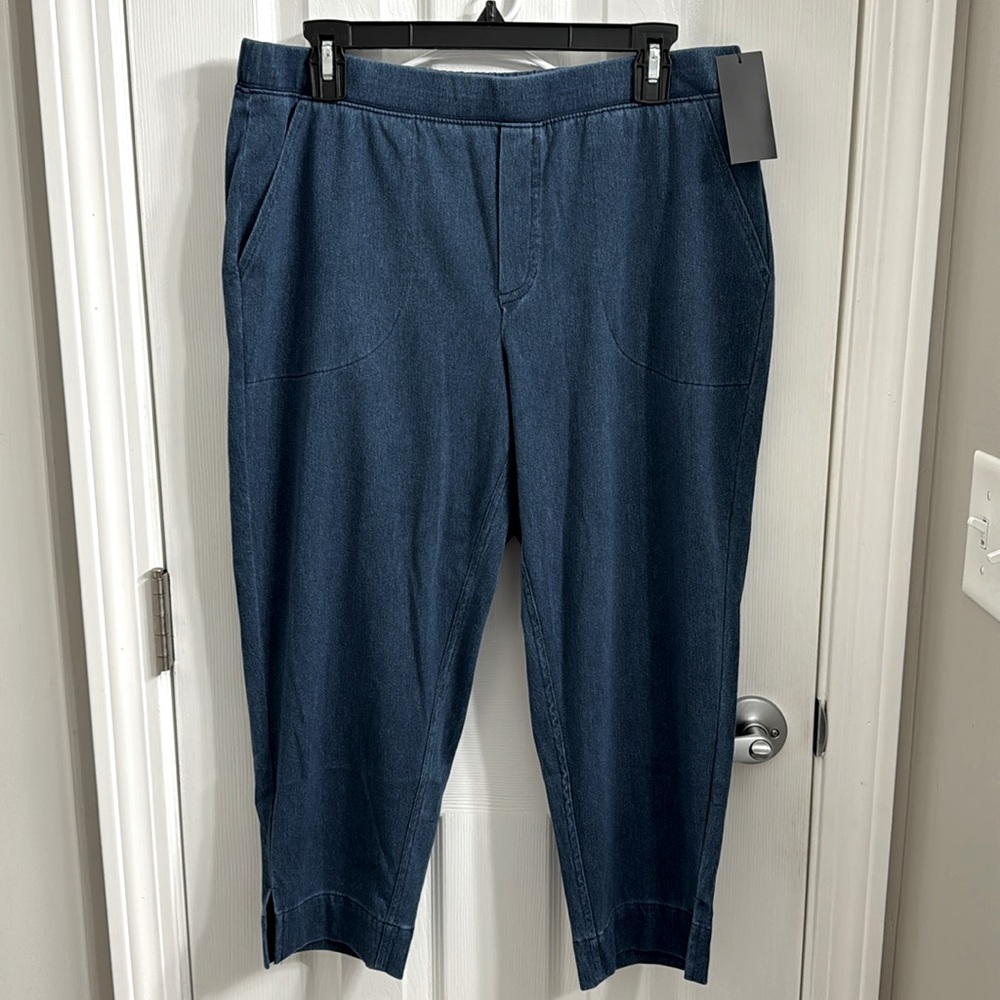 Women’s Denim & Co straight crop pant, size petite medium.